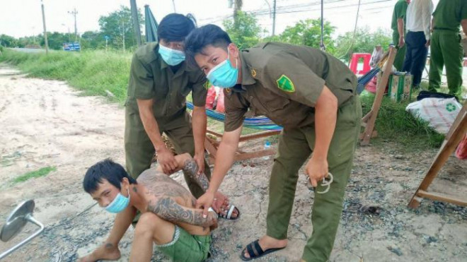 Đối tượng cầm dao xông vào chốt kiểm soát dịch Covid-19, tấn công lực lượng làm nhiệm vụ đã bị không chế bắt giữ