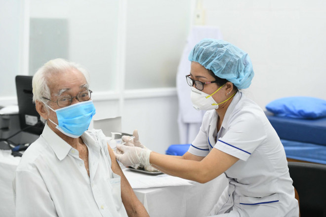 Tiêm vắc-xin Moderna cho người lớn tuổi tại Viện Y dược học dân tộc TP HCM (quận Phú Nhuận, TP HCM) - Ảnh: Hoàng Triều