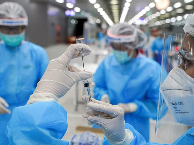 Thế giới - Vaccine ngừa COVID-19 đã khó mua giờ lại còn đội giá