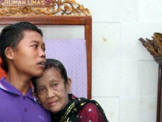 Phi thường - kỳ quặc - Khó tin trước cuộc sống hôn nhân của cặp đôi "bà 71 tuổi cháu 16 tuổi", nhiều lần nhốt vợ vì quá "quyến rũ"