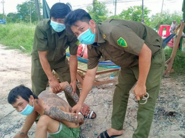 Pháp luật - Bắt đối tượng cầm dao xông vào tấn công lực lượng chốt kiểm soát