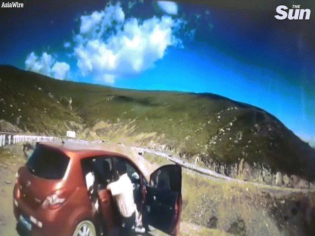 Thế giới - TQ: Khoảnh khắc gia đình nhảy khỏi chiếc xe lao xuống vực, một cô gái bị kẹt lại