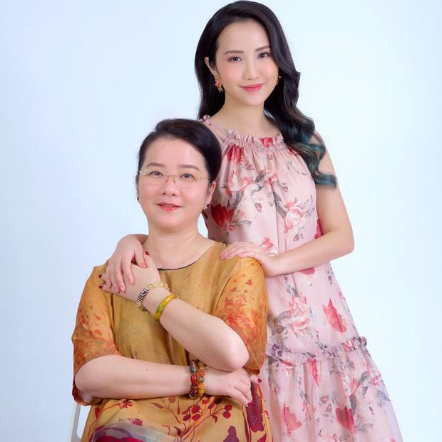 Bà Xuân Trang cũng quen mặt với truyền thông khi đảm nhận vị trí giám khảo Cuộc thi Hoa hậu Hoàn vũ Việt Nam 2017. Không chỉ là là người phụ nữ thành công, bà Xuân Trang còn toát ra khí chất hơn người.