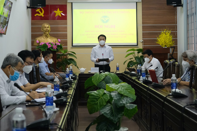 Thứ trưởng Bộ TT&amp;TT Nguyễn Huy Dũng phát biểu tại hội nghị.