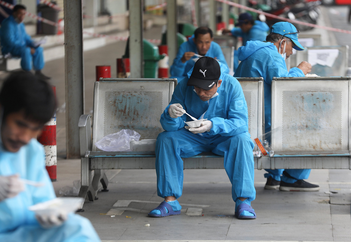 Đến cuối giờ chiều, nhiều người tranh thủ ăn cơm trước khi lên đường.