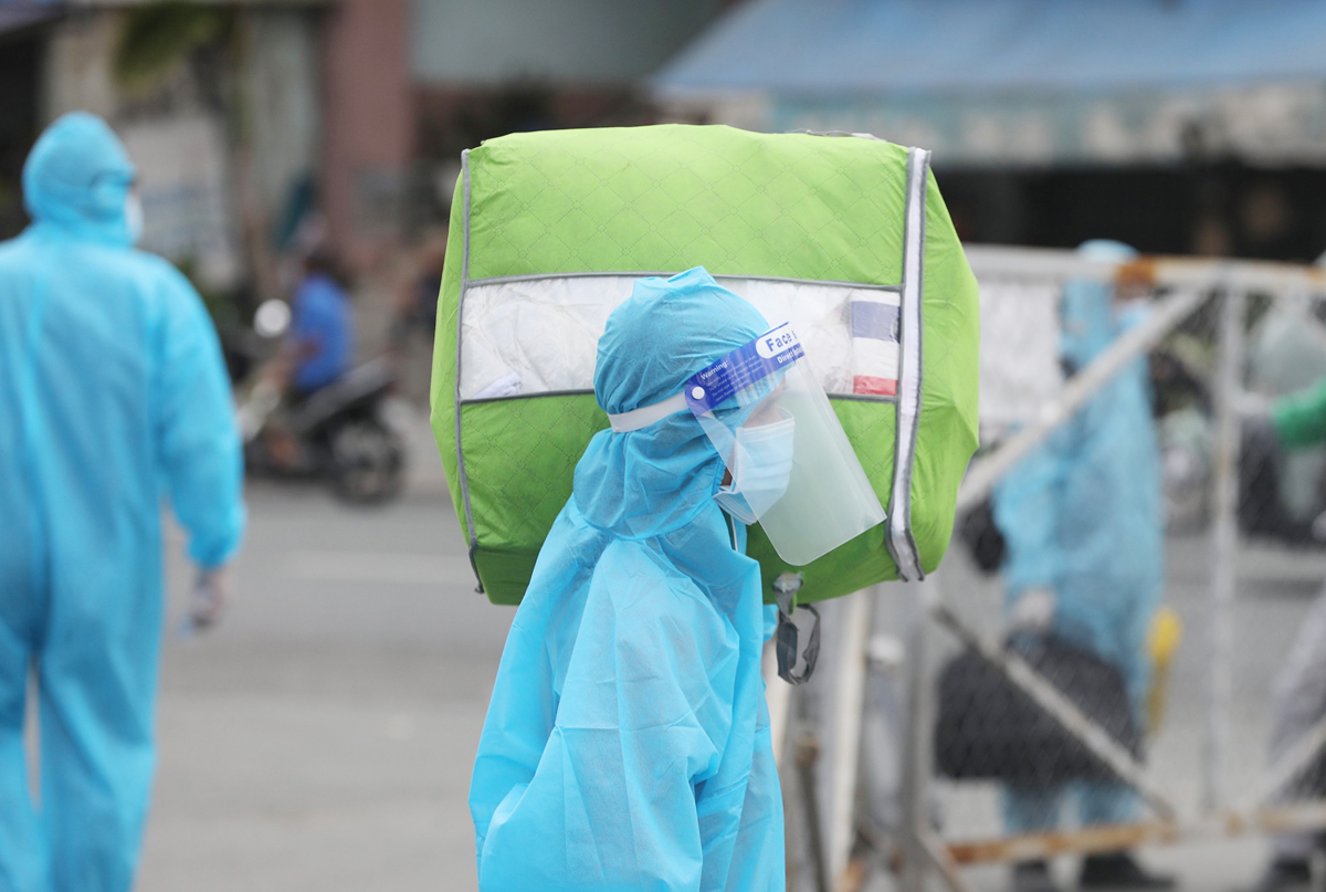 Nhiều người mang vác khá nhiều đồ, chờ khá lâu để lên xe. Ông Trình Quang Phú, Chủ tịch Hội đồng hương tỉnh Phú Yên cho biết đây là đợt thứ 4 hội đồng hương tỉnh tổ chức cho người dân về quê. Trong 4 đợt có 1.800 người được về.