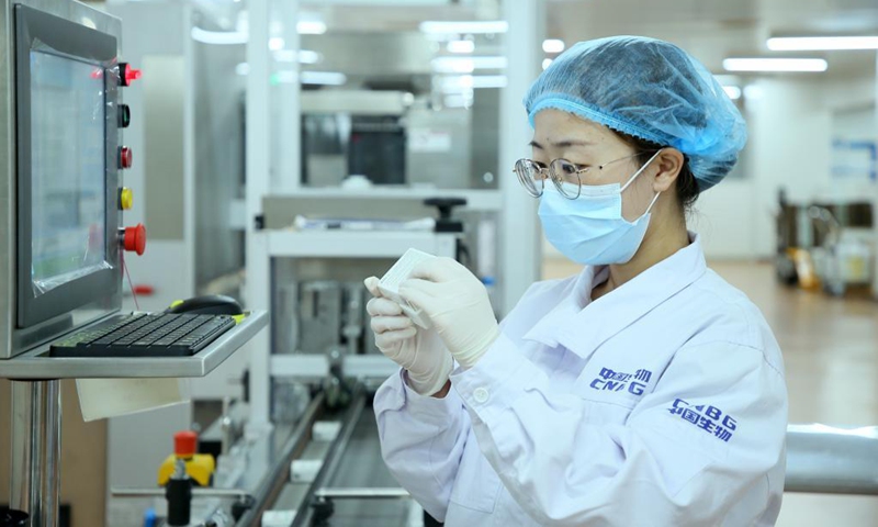 Một nhân viên kiểm tra hộp vaccine Sinopharm ở Bắc Kinh, Trung Quốc.