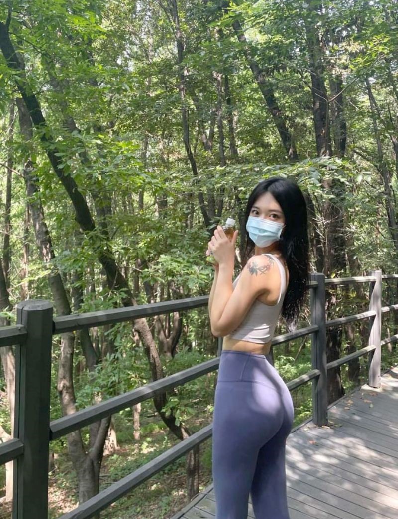 Nhưng không phải ai cũng hài lòng với việc diện legging khi leo núi.