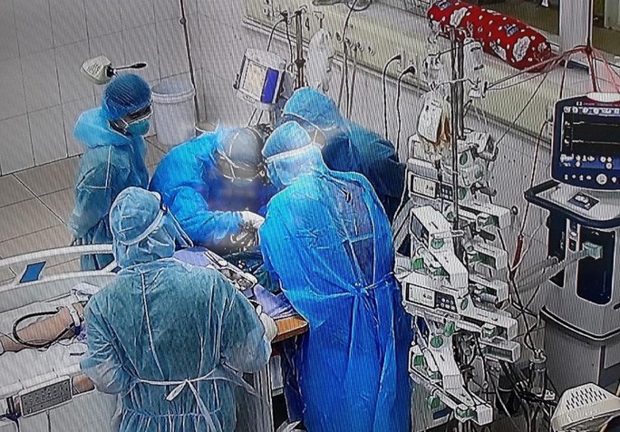 Các y bác sĩ đang nỗ lực điều trị cho bệnh nhân Covid-19 nặng - Ảnh: Đặng Thanh