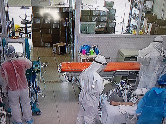 Chăm sóc tích cực cho bệnh nhân Covid-19 tại đơn vị ICU- Ảnh: Đặng Thanh