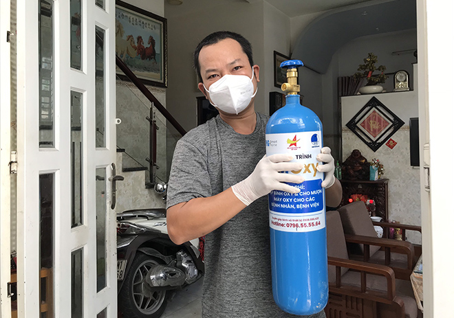Người dân được hỗ trợ “ATM oxy” từ chương trình.