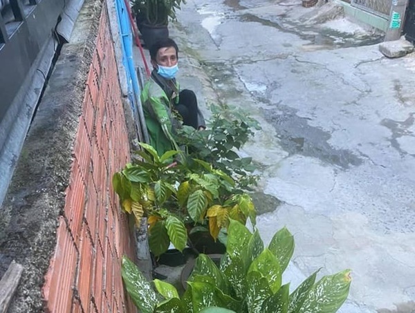 Nam tài xế bị lừa mất xe máy ngồi khóc bên đường.