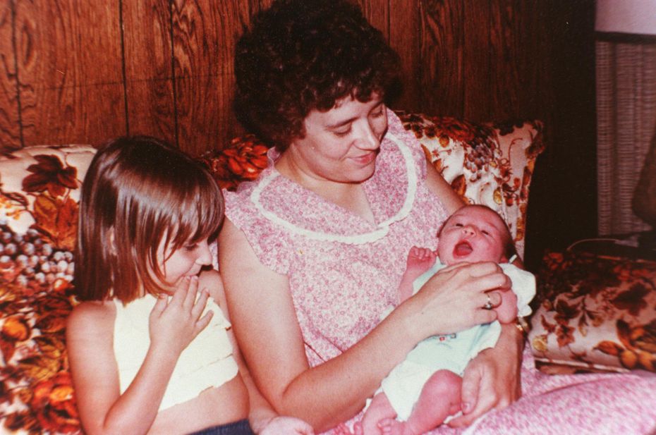 Betty Gore bên hai con của mình.