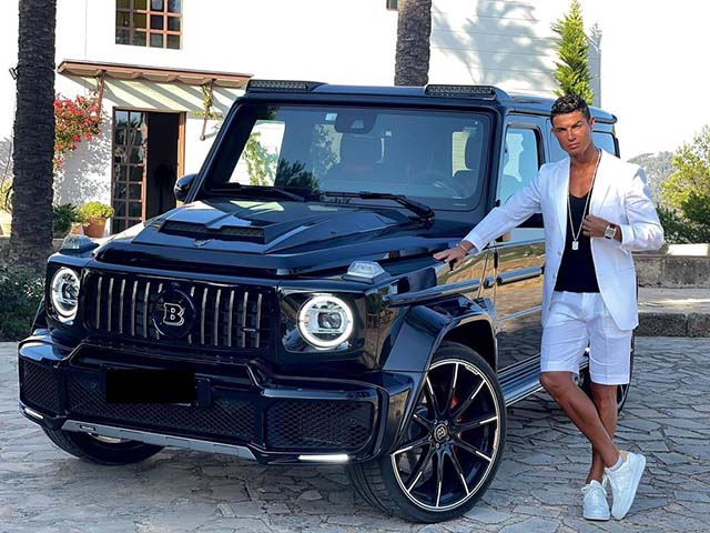 Ngắm xe - Cristiano Ronaldo "thả dáng" bên Mercedes-AMG G63 bản độ Brabus G V12 900