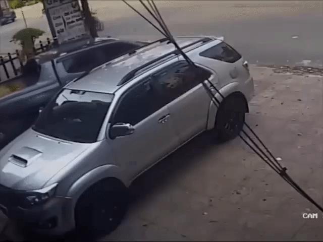 Ô tô - Tài xế bán tải không để ý cuốn đứa trẻ nhỏ vào gầm xe