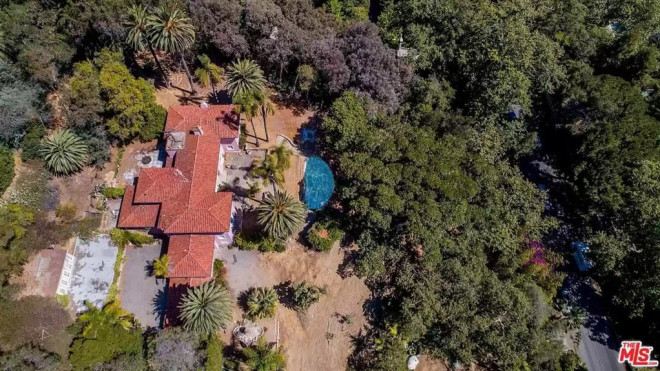 Toàn cảnh khuôn viên biệt thự mà anh trai ông trùm khủng bố Osama bin Laden đang rao bán. 