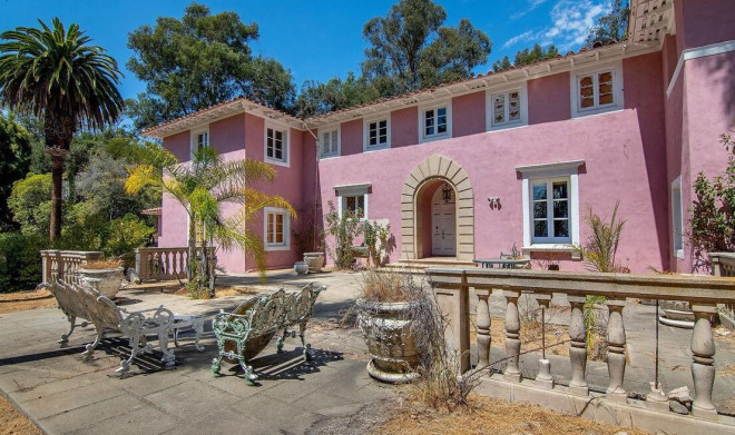 Tổng thể căn nhà được sơn màu hồng với những ô cửa sổ màu trắng được sắp xếp tinh tế. Khu vực trà chiều của dinh thự dù đã xuống cấp nhưng vẫn giữ được phong thái vốn có của nó kể từ 2001.