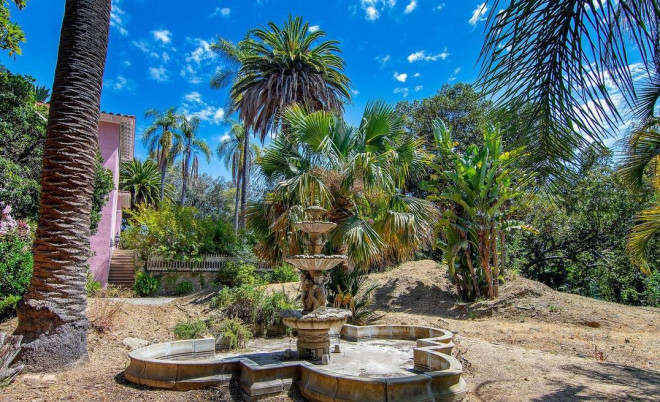 Đài phun nước trong khu vườn cá nhân được xây dựng bằng đá cẩm thạch, tổng thể là những yếu tố thiên vào những dấu ấn đậm nét của vùng nắng gió Địa Trung Hải. 