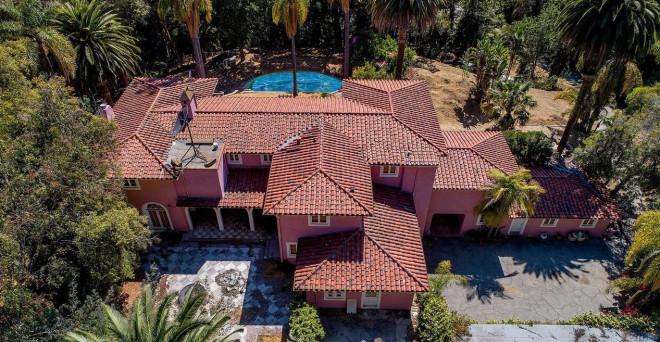 Căn biệt thự nổi bật với màu hồng lãng mạn, yểu điệu, thiết kế đậm chất Trung Đông. 