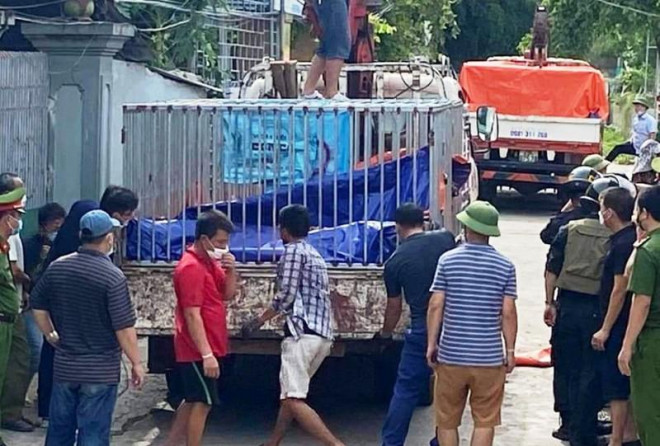 Công an huy động xe cẩu đến cẩu, thu giữ tang vật 17 con hổ còn sống.&nbsp;