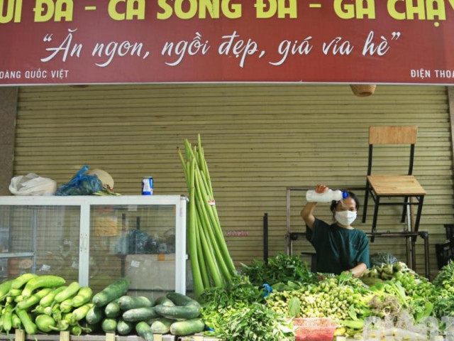 Thị trường - Tiêu dùng - Người Hà Nội đến nhà hàng, tiệm nail mua rau, củ, quả những ngày giãn cách