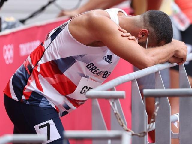Thể thao - Cảm động Olympic: VĐV khóc nghẹn, mất 1'58'' để "chạy" xong 200m