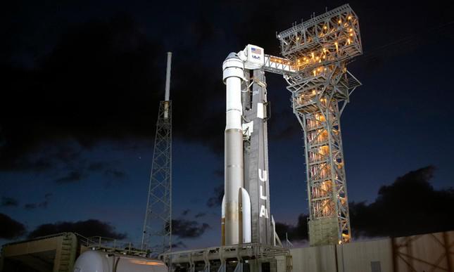 TàuStarliner và tên lửa đẩy Atlas V đã sẵn sàng trên bệ phóng nhưng buộc phải dời ngày khởi hành vì lỗi kỹ thuật.