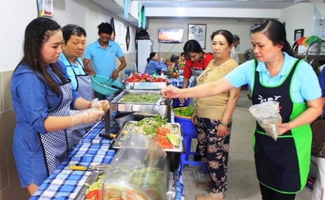 Dù chẳng giàu có gì nhưng khi thấy nhiều hoàn cảnh khó khăn hơn mình, bà Nguyễn Thị Hòa ở Q.10, TP.HCM đã bàn với con cháu góp tiền nấu cơm chay tặng cho người nghèo. 

