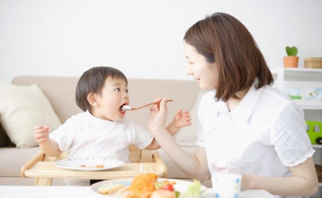 Tuy nhiên, không phải gia đình nào cũng may mắn thuê được người có chuyên môn về trông trẻ. Chính vì vậy sẽ đành phải thuê những người là lao động tự do. Nhu cầu nhiều nên dịch vụ này ngày càng nở rộ. Đây là cơ hội để người không có bằng cấp cũng có thể kiếm được thu nhập cao. 
