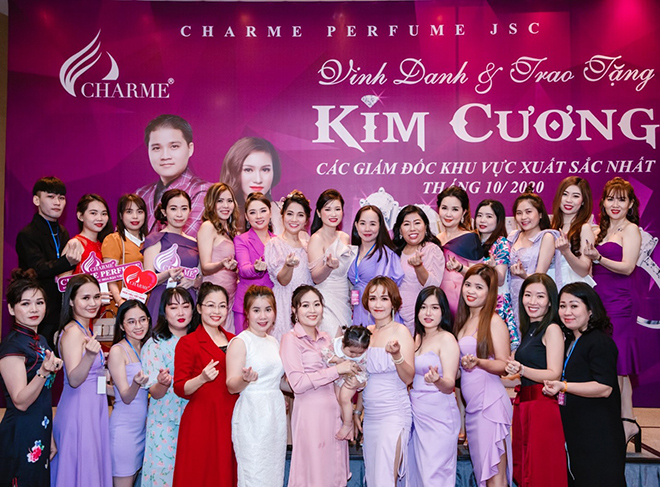 Mẹ bỉm sữa 2 con khởi nghiệp thành công với 12 chai nước hoa Charme - 3