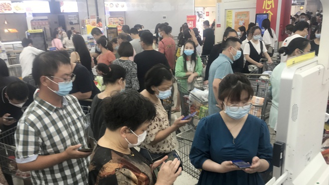 Người dân thành phố Vũ Hán đổ xô đi mua sắm, sau khi thành phố thông báo các ca nhiễm mới.