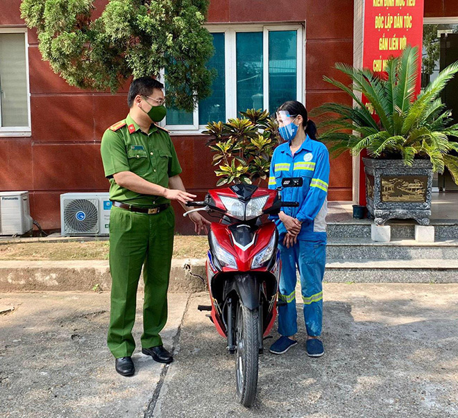Chị Trâm được Công an quận Nam Từ Liêm trao tặng chiếc xe máy vào sáng 4/8.