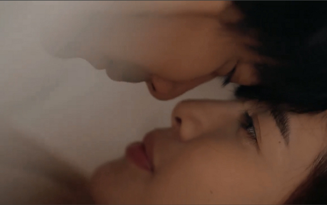 "Cảnh nóng" của Tim và Cao Thái Hà trong phim "Bán chồng" khiến khán giả tò mò.
