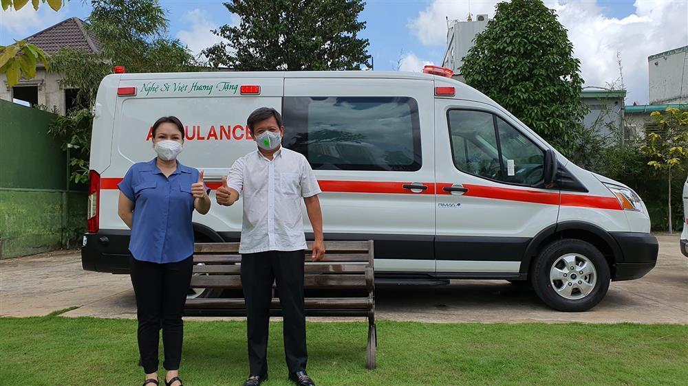 Nghệ sĩ Việt Hương trao tặng xe cứu thương cho ông Đoàn Ngọc Hải&nbsp;