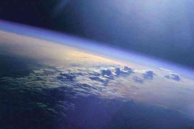 Trái Đất và bầu khí quyển bị tác động nhiều bởi vòng quay - Ảnh: NASA