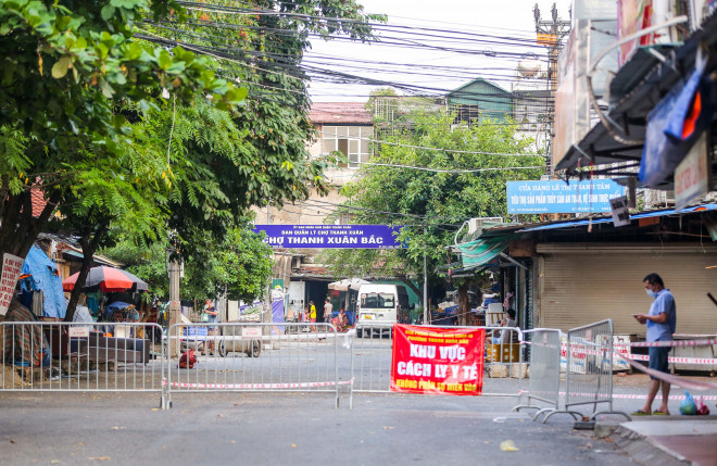 Nhiều khu vực ở Hà Nội bị phong tỏa do liên quan đến các ca Covid-19. Ảnh: Ngô Nhung