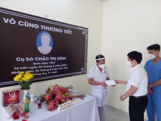 Đại diện đoàn kính viếng trang trọng trao lá thư chia buồn của Thứ trưởng Nguyễn Trường Sơn.