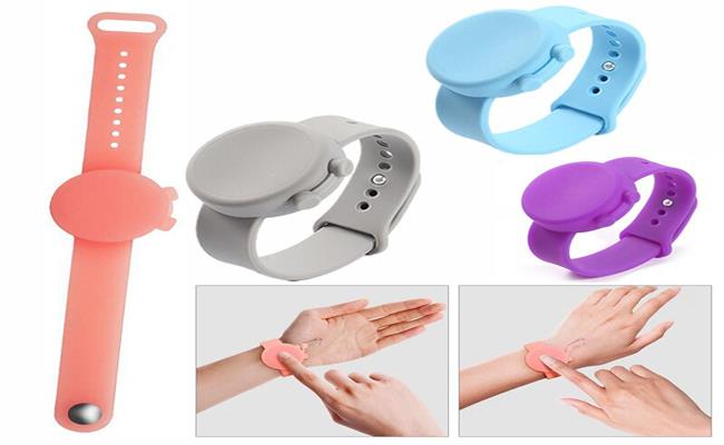 Những chiếc vòng tay này có thể chứa xà phòng, nước rửa tay khô, dung dịch sát khuẩn tay nhanh...
