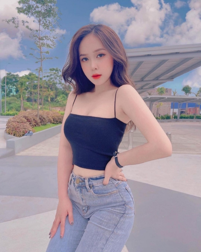 Ngoài ra, Thùy Trang còn kết hợp thêm với quần jean cạp cao để cân bằng độ dài ngắn với chiếc áo ôm hai dây dáng croptop.&nbsp;
