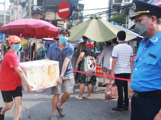 Tin tức trong ngày - HN: Xếp hàng dài tiếp tế cho hơn 23.000 người trong khu phong tỏa