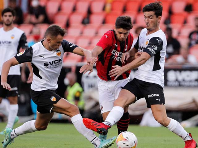 Bóng đá - Video Valencia - AC Milan: Tội đồ gây sự đánh nhau &amp; đá hỏng luân lưu