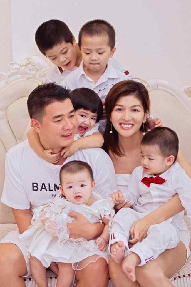 Ở tuổi 35, mỹ nhân quê Vũng Tàu trở thành bà mẹ đông con nhất showbiz Việt với 6 nhóc tì: 4 trai, 2 gái.&nbsp;
