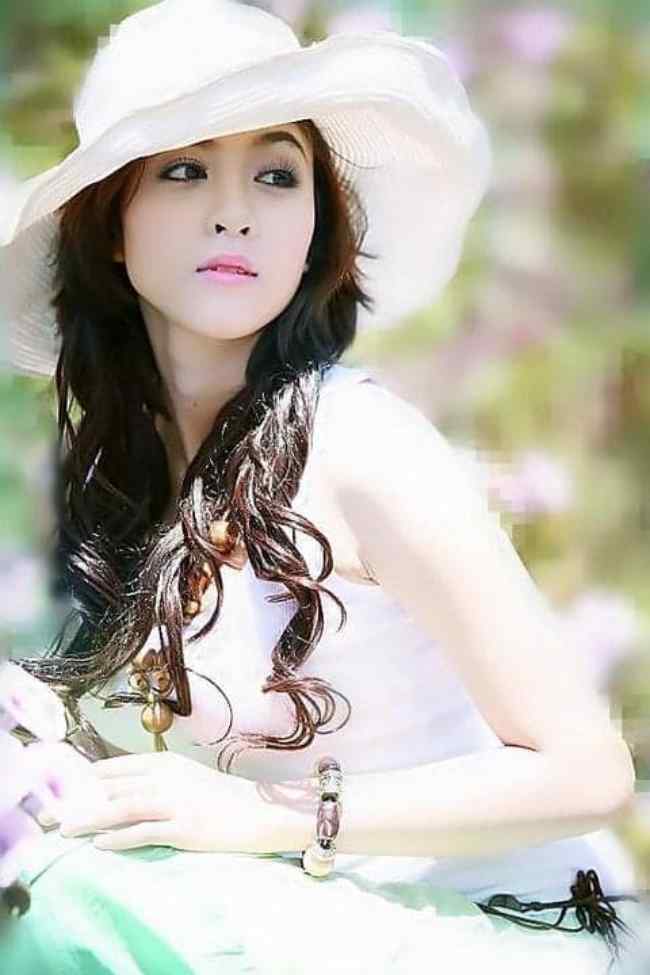 Trước khi đi thi Vietnam Idol, Hoa Di Linh từng là diễn viên trẻ tham gia nhiều bộ phim truyền hình như: Thiên sứ 99, Lốc xoáy tình đời...Hình ảnh của Di Linh lúc đó rất nữ tính với mái tóc bồng bềnh dài ngang vai.
