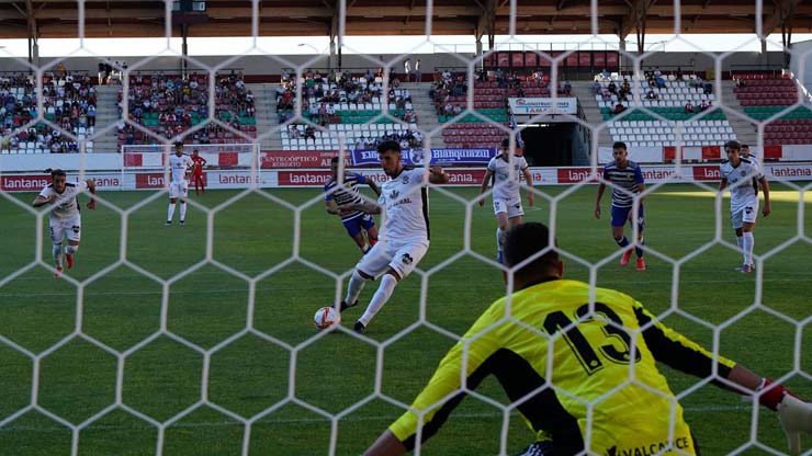 Carlos Ramos (áo trắng) đá hỏng quả penalty phút 16 mà Zamora được hưởng khi đối mặt với thủ thành&nbsp;Lucho Garcia của Ponferradina