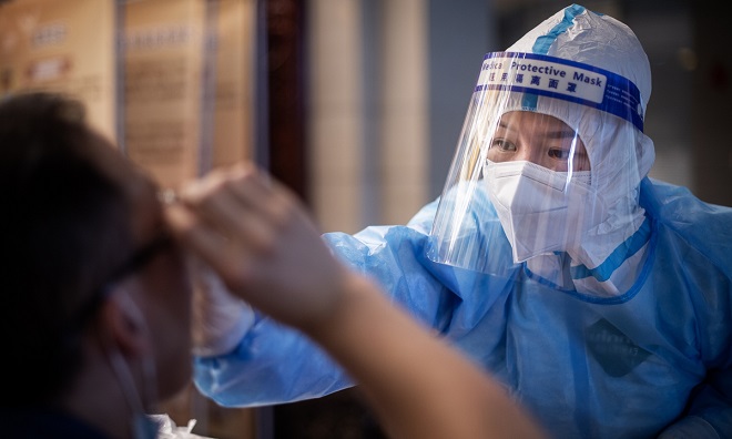 Một nhân viên y tế lấy mẫu xét nghiệm ở thành phố Vũ Hán, tỉnh Hồ Bắc, Trung Quốc.