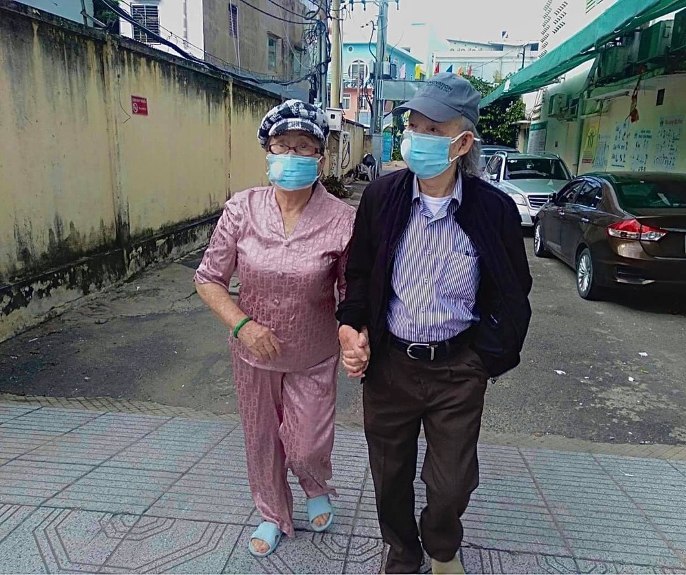 Bố mẹ danh hài Hoài Linh hiếm hoi lộ diện, hình ảnh khiến dân mạng xúc động - 1