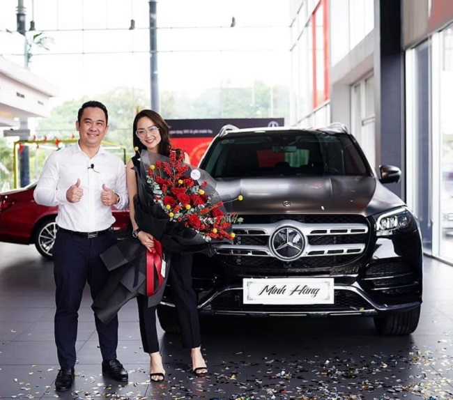 Hồi tháng 2 năm nay, Minh Hằng đã chia sẻ hình ảnh xe hơi mới tậu lên trang cá nhân. Giá trị của chiếc xe này lên đến 5 tỷ và được sử dụng cho chuyến du xuân cùng gia đình.
