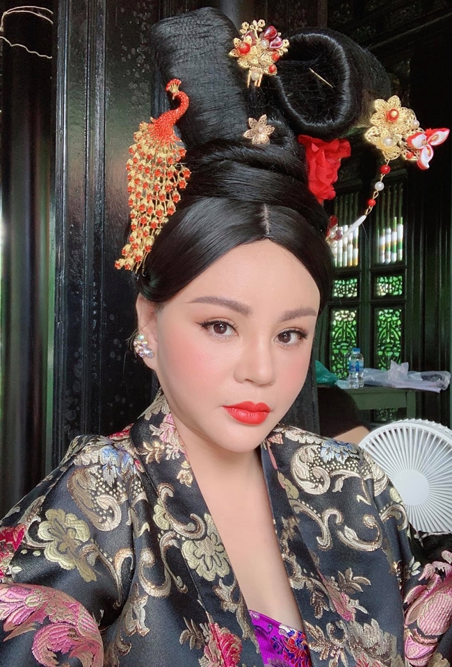 Sở hữu vẻ đẹp sắc sảo, quyến rũ, diễn viên hài Lê Giang từng gây được chú ý khi đảm nhận vai Mama kiêm 'tú bà' trong webdrama Đệ nhất kỹ nam (2020) do Lê Dương Bảo Lâm đóng chính. 
