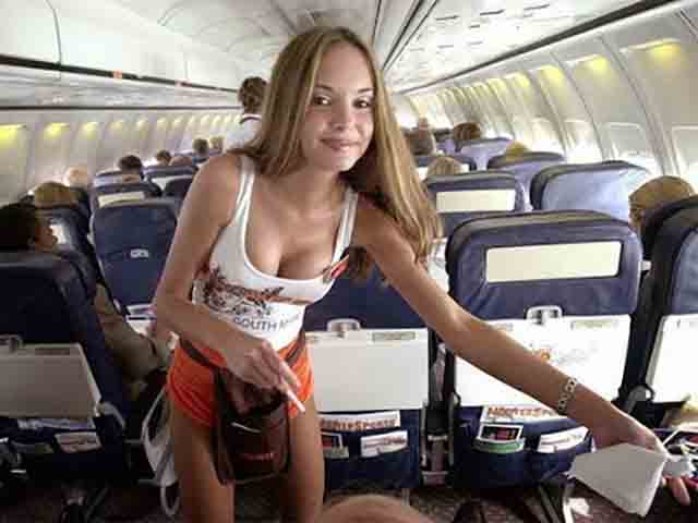 Thời trang - Cô gái "dở khóc dở cười" vì trang phục trên máy bay