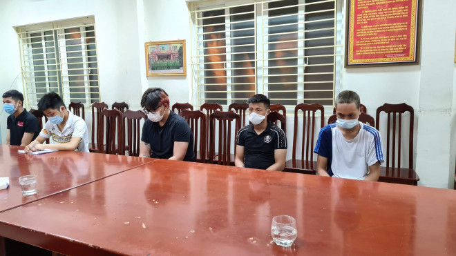 Nguyễn Huy Hoàng (áo đen ngoài cùng bên trái) là đối tượng thứ 5 có liên quan đến vụ cướp tài sản bị Cơ quan CSĐT CAQ Nam Từ Liêm bắt giữ